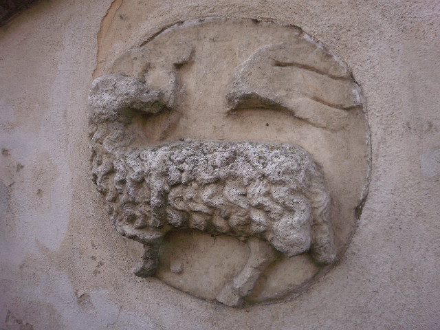 5. Romanisches Lamm (an der Mauer gegenüber Turm) (Foto: E.-J. Spindler)