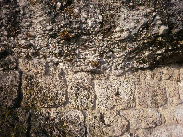 1. Unten Kalktuff, oben Nagelfluh (Foto: E.-J. Spindler)