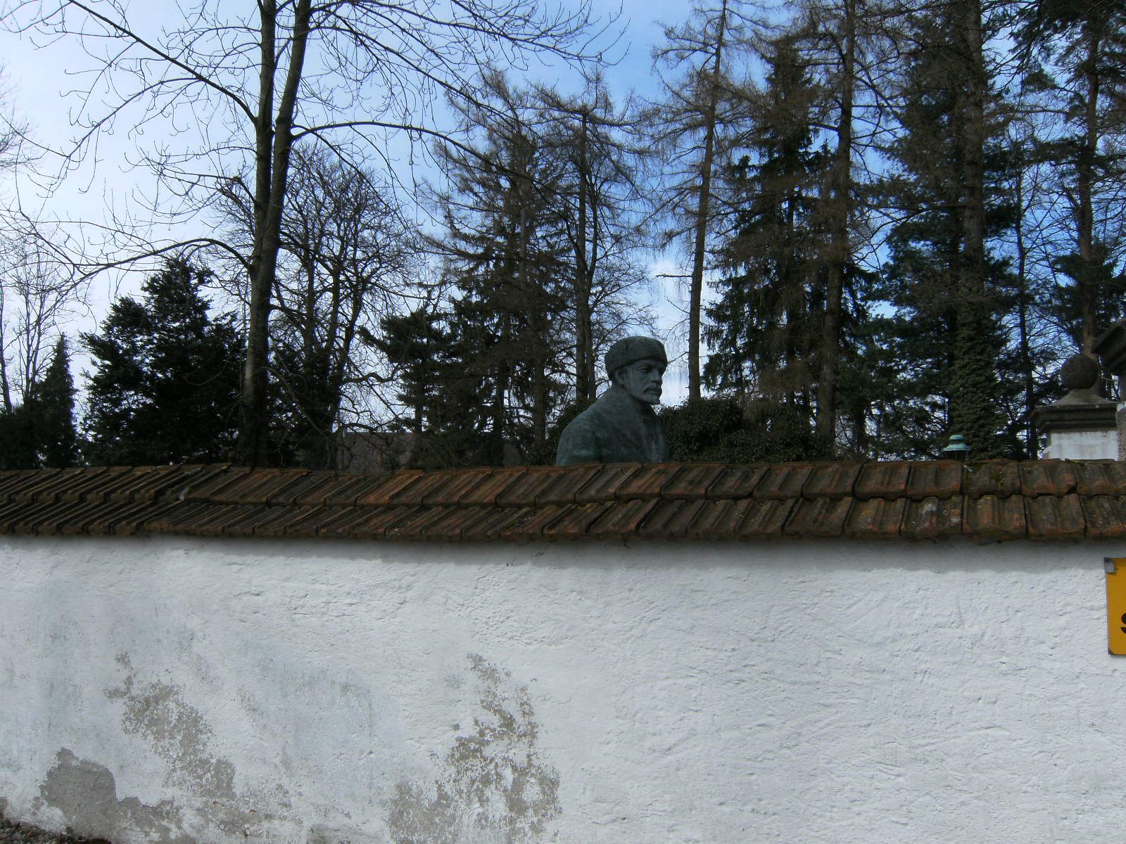 Schloß Guttenburg mit Leninstatue (Foto: E.-J. Spindler)