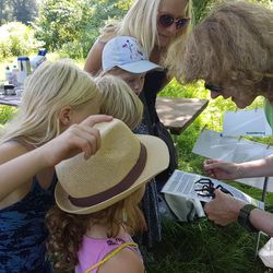 Eveline erklärt den Kindern die Spinne (8 Beine, oft 8 Augen, ...) Eveline erklärt den Kindern die Spinne (8 Beine, oft 8 Augen, ...)