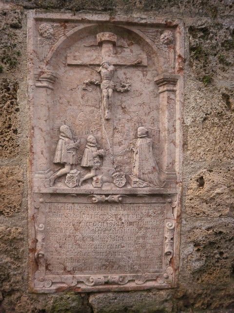 Burghausen, Jakobskirche: Renaissancegrabplatte aus Adneter Marmor