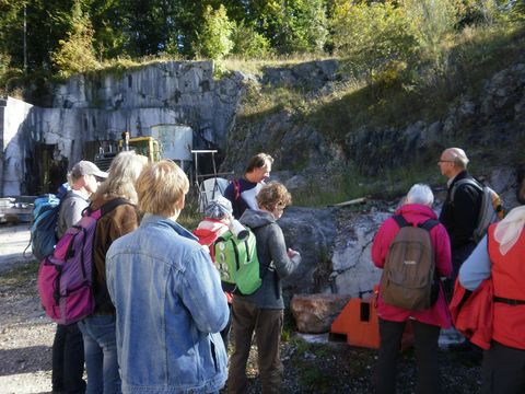 Dr. Uhlir erklärt einen Adneter Kalkmarmor