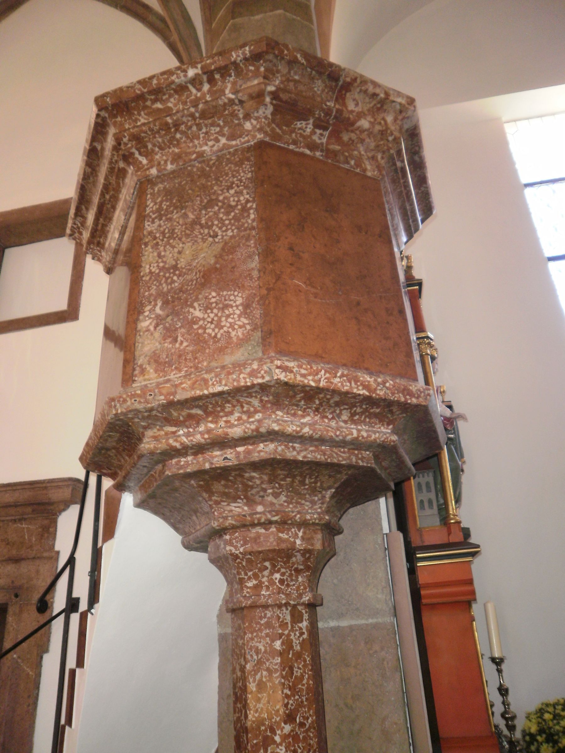 Kirchenkanzel aus verschiedenen Adneter Rotmarmoren
