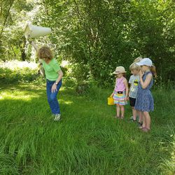 Eveline zeigt den Kindern das Käschern Eveline zeigt den Kindern das Käschern