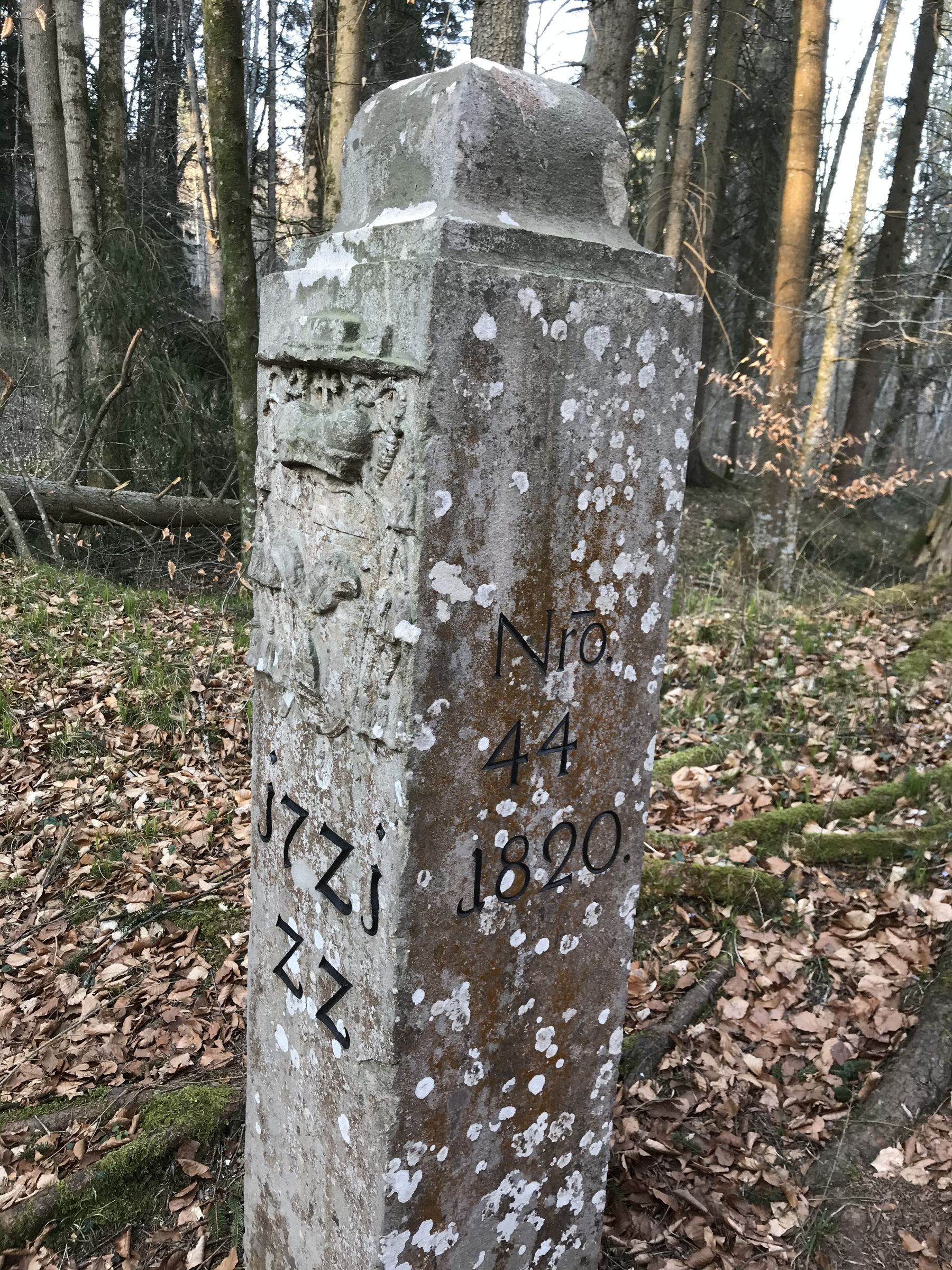 WS 22 + GRS 44 Grenzstein Nr. 22 zwischen dem Erzstift Salzburg und dem Herzogtum Bayern von 1721; 1820 wurde dieser Weiserstein 22 zugleich als Grenzrichtungsstein zwischen dem Königtum Bayern und der K. K. Monarchie OEsterreich doppelt verwendet. Dies ist der einzige WS von 22 WS-Paaren, der erhalten geblieben ist. (Foto: E.-J. Spindler)