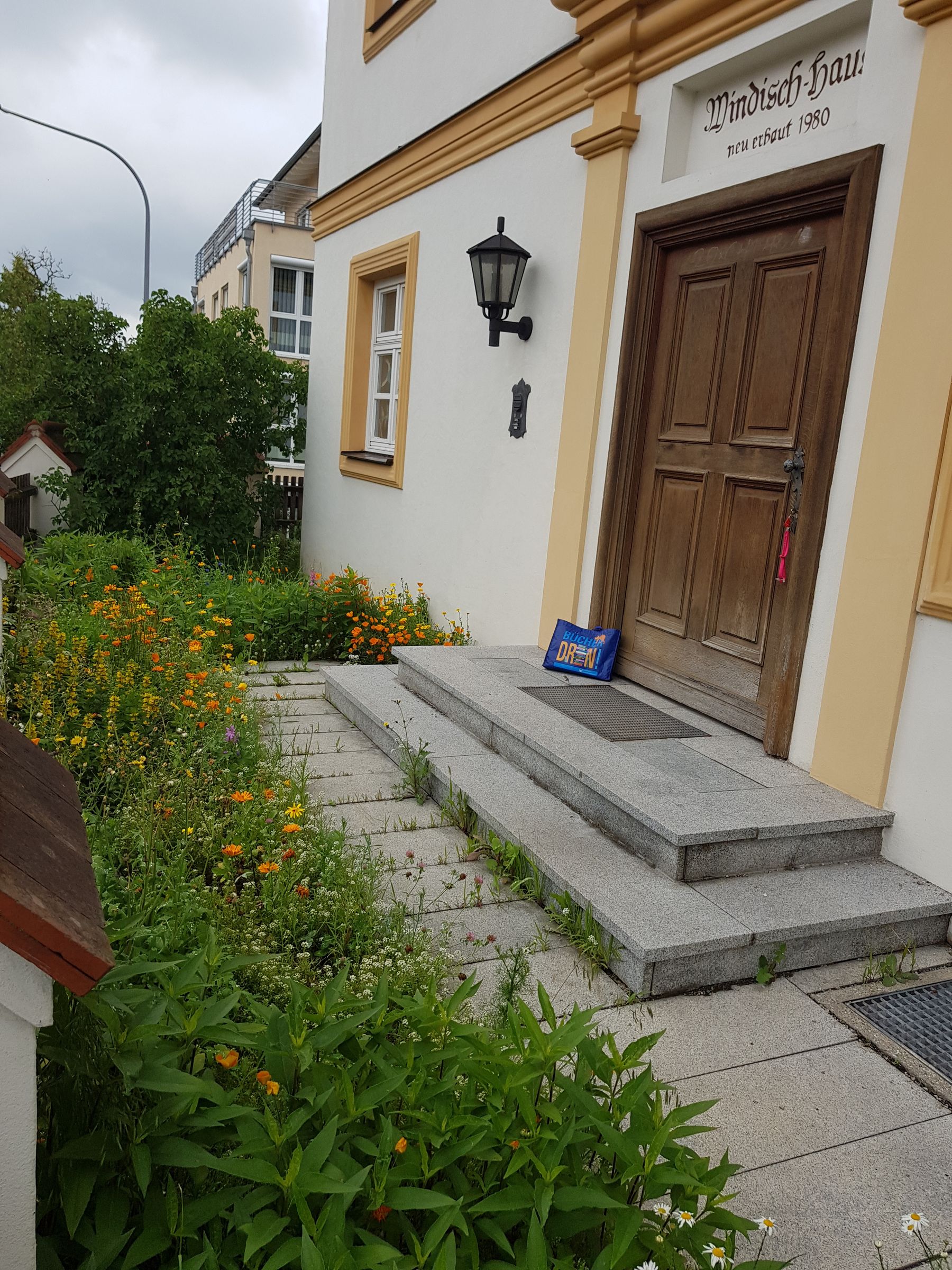 Blumenrabatte am Altöttinger Windisch-Haus (städt. Bücherei) (Foto: Sonja Zwickl)