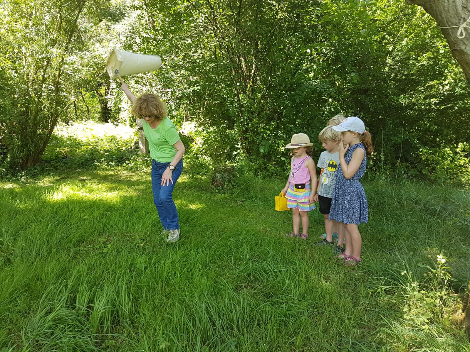 Eveline zeigt den Kindern das Käschern