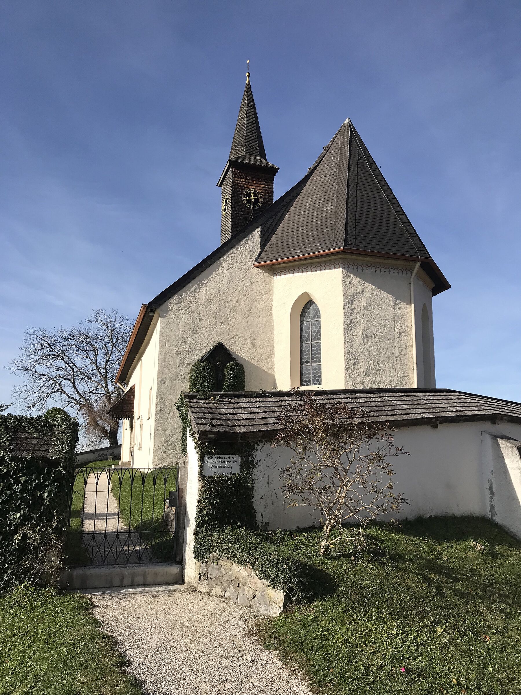 Gotischer Chor und gotische Südseite der Kirche (Foto Dr. Ernst-Josef Spindler)